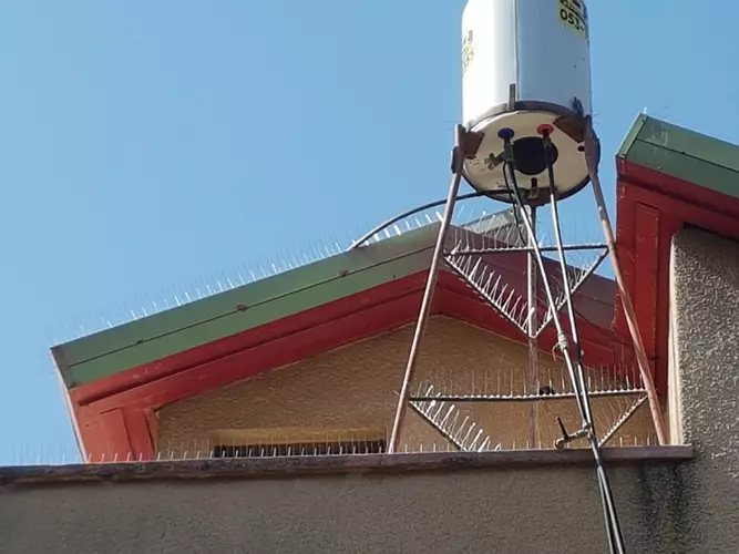 התקנת דוקרנים להרחקת יונים 3